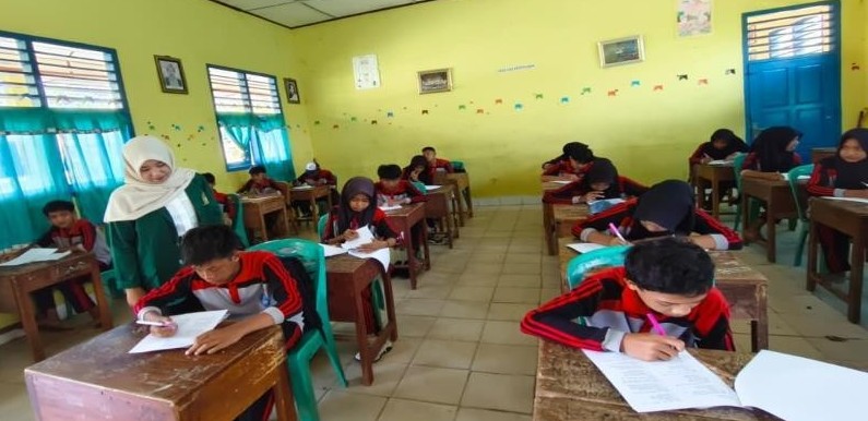 Observasi mandiri di SMPN 02 BP Peliung mendapat sambutan positif dari guru Bahasa Indonesia. Foto: miranda/pbsi