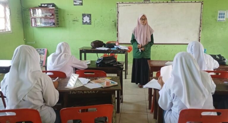 Seorang Mahasiswa PBSI UNUHA melaksanakan kegiatan uji coba observasi di MA Nurul Huda Sukaraja pada Senin, 24 November 2025.