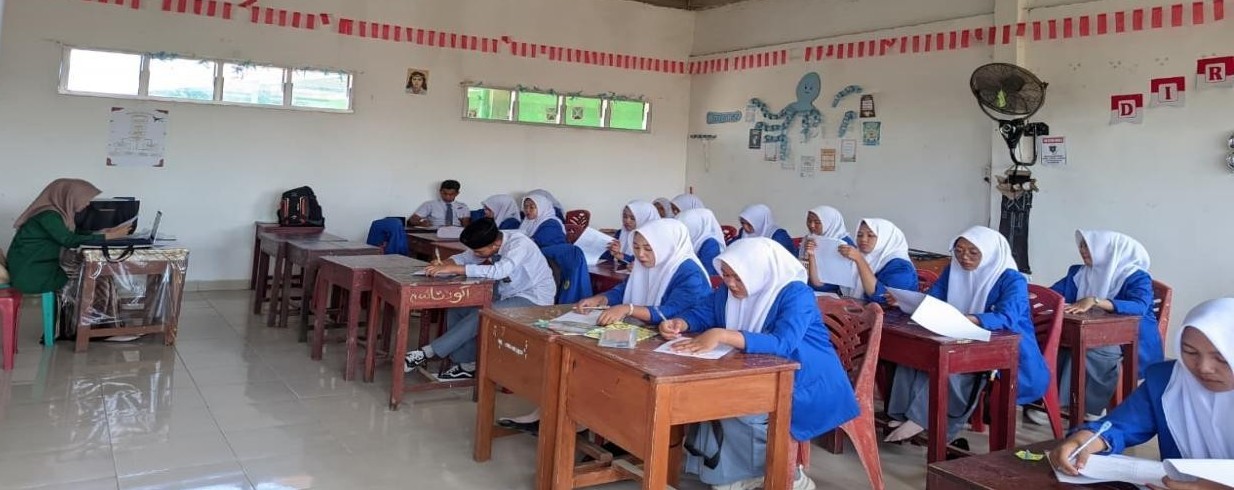 Mahasiswi PBSI Universitas Nurul Huda Lakukan Uji Instrumen Soal di SMK Nurul Huda Sukaraja