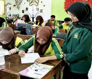 Observasi Pembelajaran di MAN 1 OKU Timur: Mahasiswa PBSI Terapkan Evaluasi melalui Tes Tertulis