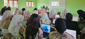 Kuliah tamu PBSI UNUHA saat narasumber memaparkan cara membaca output validitas dan reliabilitas pada SPSS. (Foto: Sendy Firmansyah.)