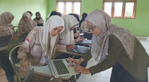 Praktisi pendidikan Resti Septiana memberikan pendampingan langsung kepada mahasiswa PBSI praktik analisis data menggunakan aplikasi SPSS. Foto: Sendy F.
