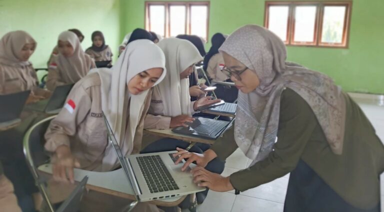 Praktisi pendidikan Resti Septiana memberikan pendampingan langsung kepada mahasiswa PBSI praktik analisis data menggunakan aplikasi SPSS. Foto: Sendy F.