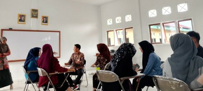 Suasana pembelajaran drama berjudul “Putri Kembang Dadar”