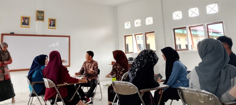 Suasana pembelajaran drama berjudul “Putri Kembang Dadar”
