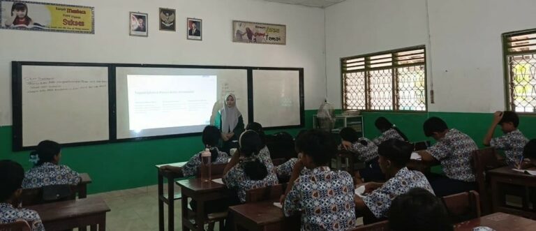 Dzurratul Wahidah melaksanakan praktik mengajar di SMP Pangudi Luhur Sukaraja. Foto: devi oktafiani