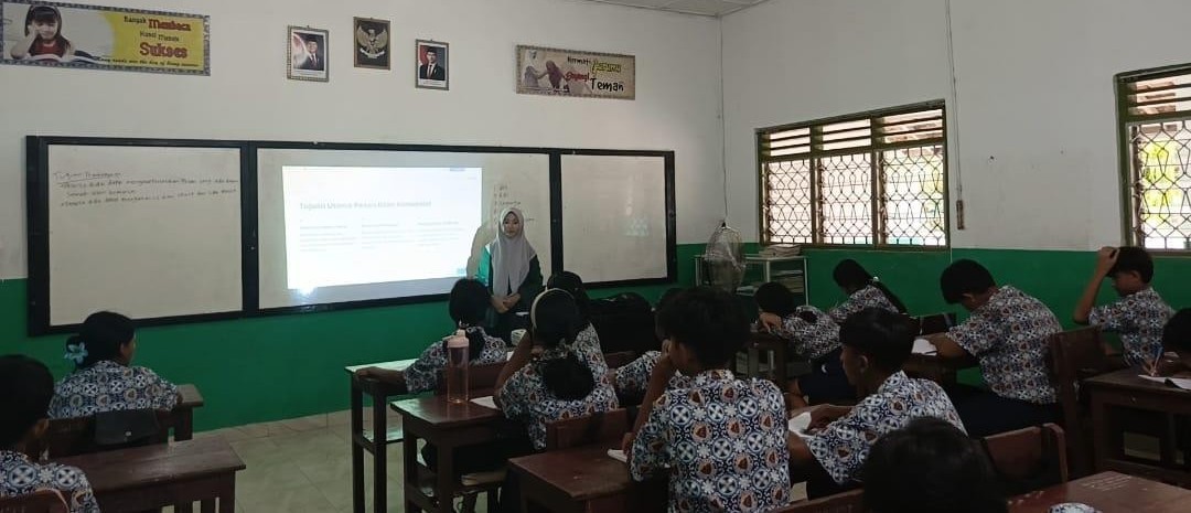 Dzurratul Wahidah melaksanakan praktik mengajar di SMP Pangudi Luhur Sukaraja. Foto: devi oktafiani