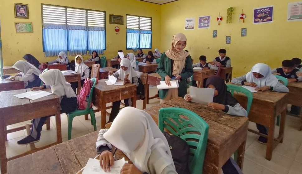 Mahasiswa Program Stdui PBSI melakukan kegiatan observasi sekaligus praktik mengajar di salah satu SMP N 02 BP Peliung. Foto: Lutvi/pbsi
