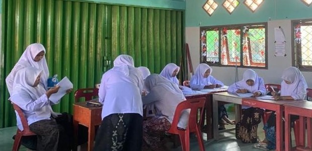 Mahasiswa PBSI Uji Observasi Evaluasi Pembelajaran MTs Nurul Huda